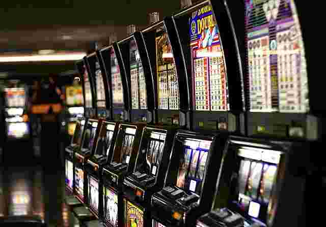 Tips Memilih Permainan Slot - Slot dengan gampang ialah salah satu tipe game kasino sangat terkenal. Jutaan pemeran di semua bumi
